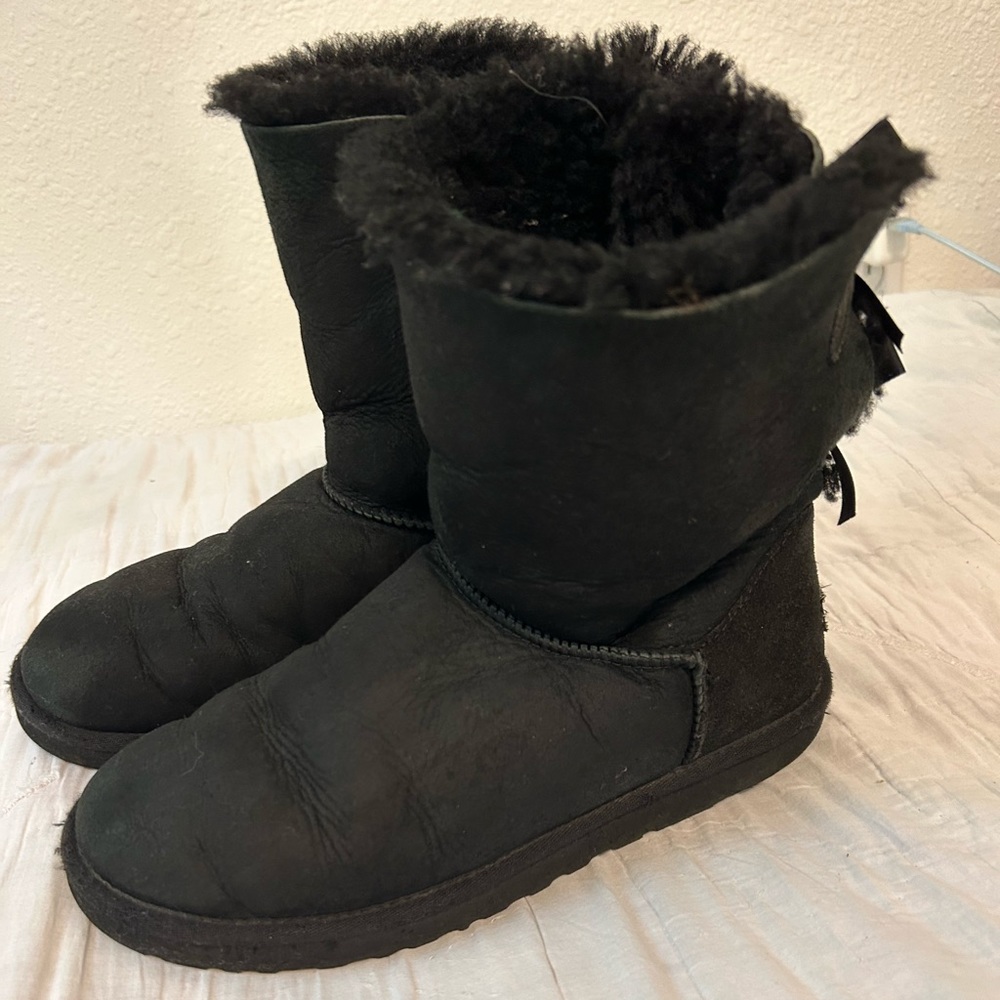 UGG Womens Bailey Bow II in black Size 8